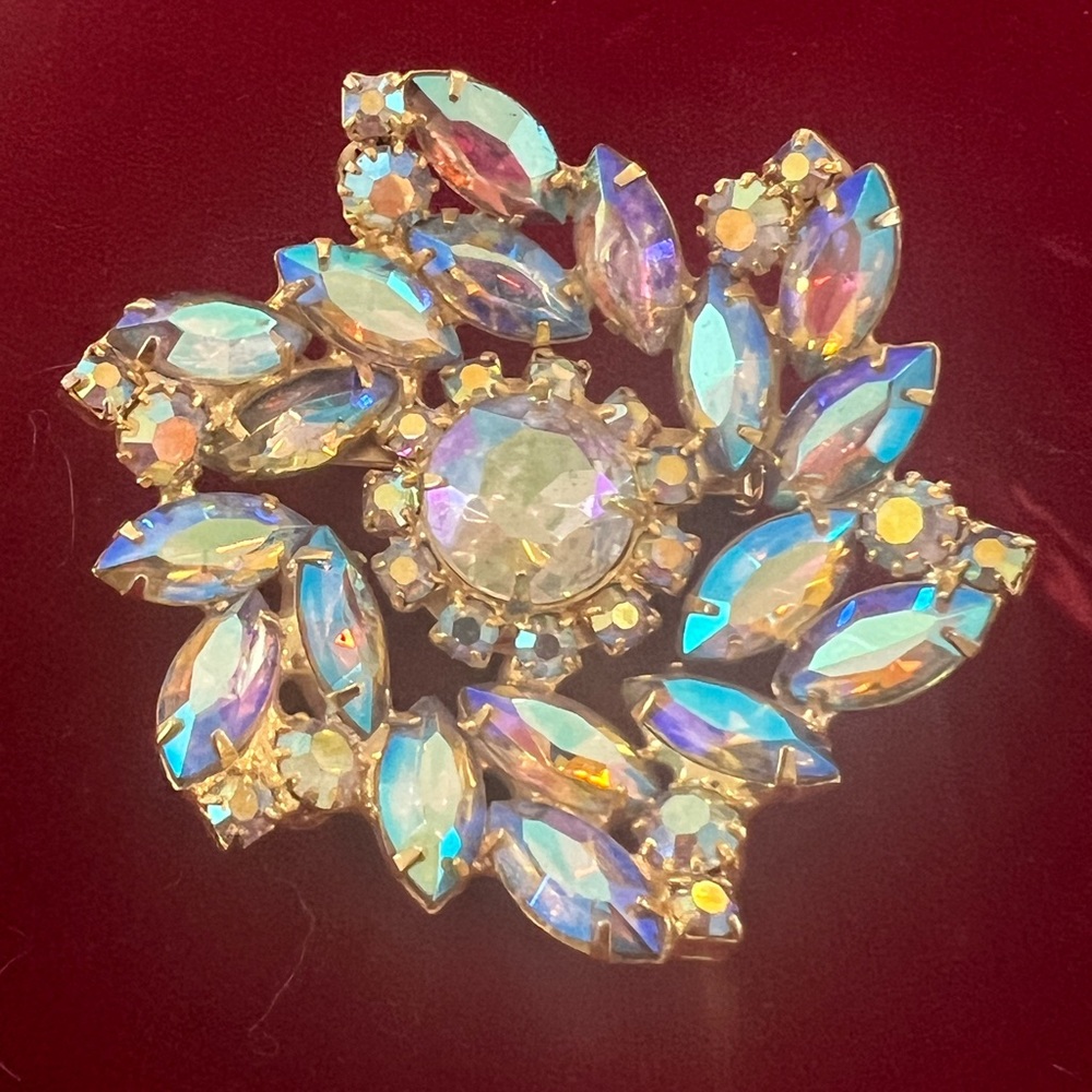 VINTAGE JULIANA De Lizza and Elster brooch - Stunning Aurora Borealis stones
